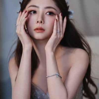 一改往日往日清纯形象的杨钰莹丰腴的奶的图片(图1)